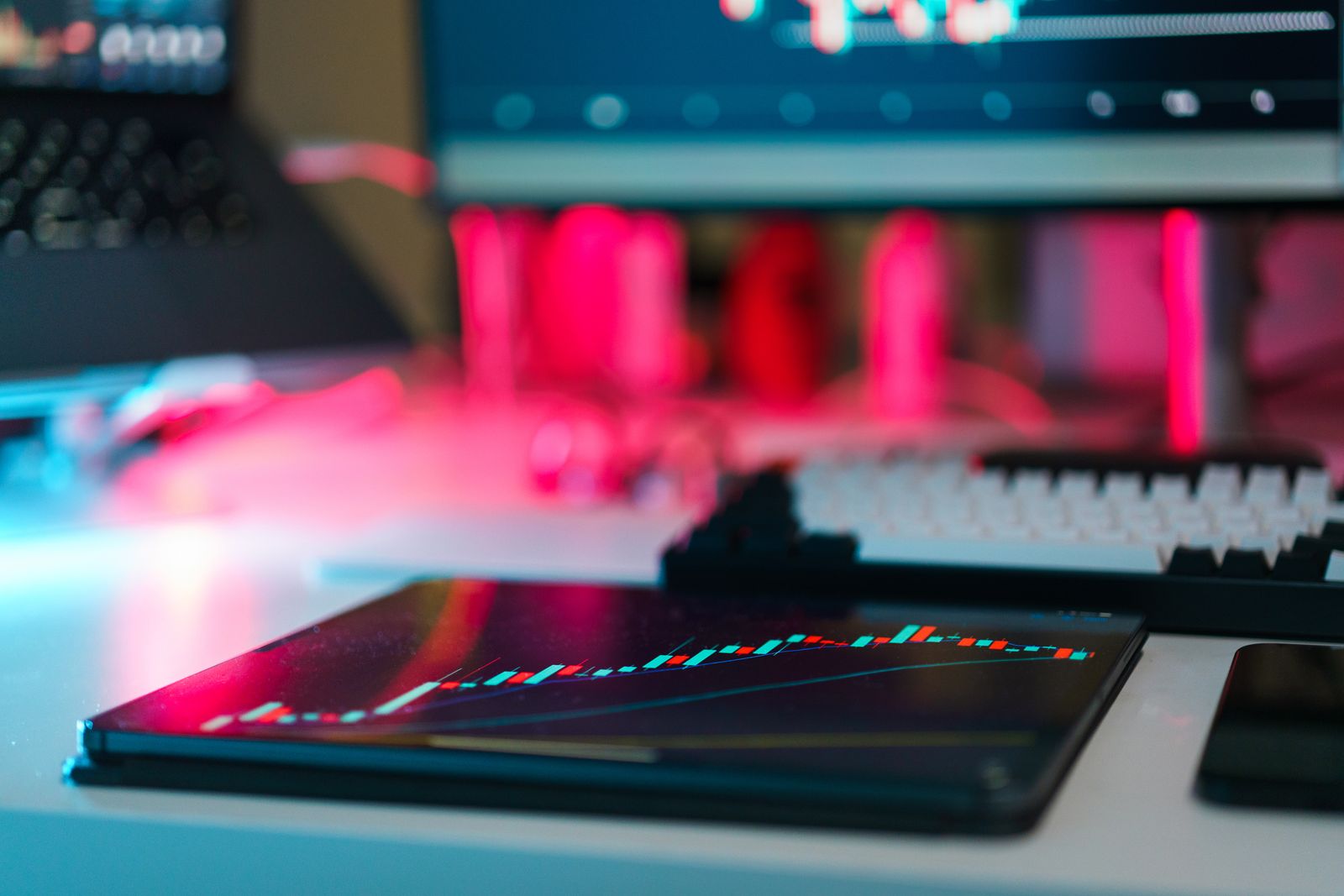 GEO quantitative research workstation with model output charts on screen